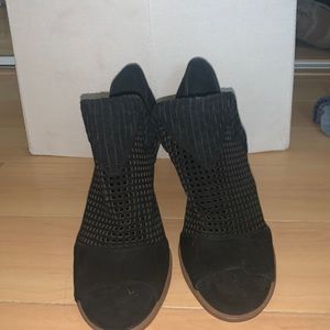 Vince Camuto black block heel size 8